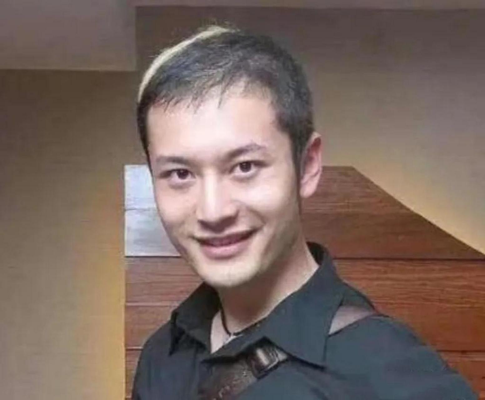 黄晓明多年前的照片中,已经能够看出他的头发开始稀疏.