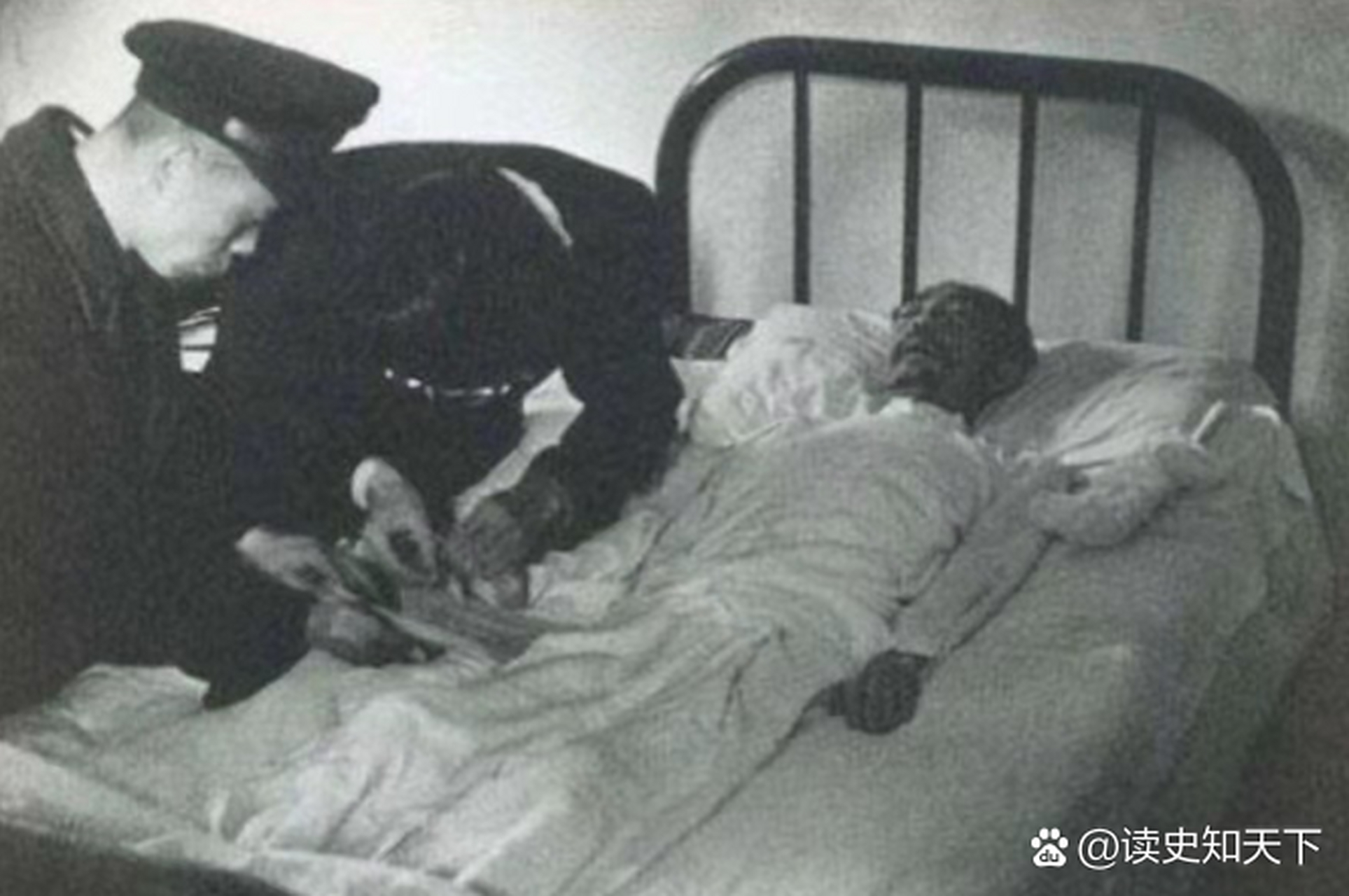 这是弥留状态中的李士群,这个人当初是铁了心的为日本人卖命,可以说是