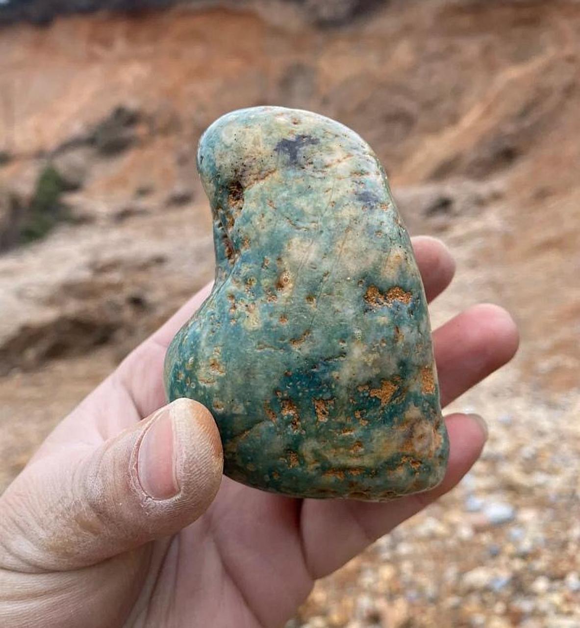 网友:我在山上捡了一块绿色的石头.这是玉石吗?