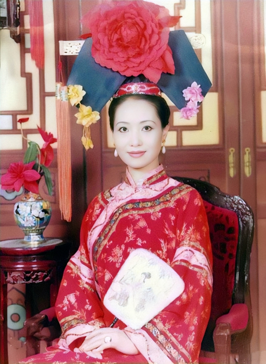 这位头戴两把头,肤白貌美的女子姓爱新觉罗,一位名副其实的皇室宗亲.