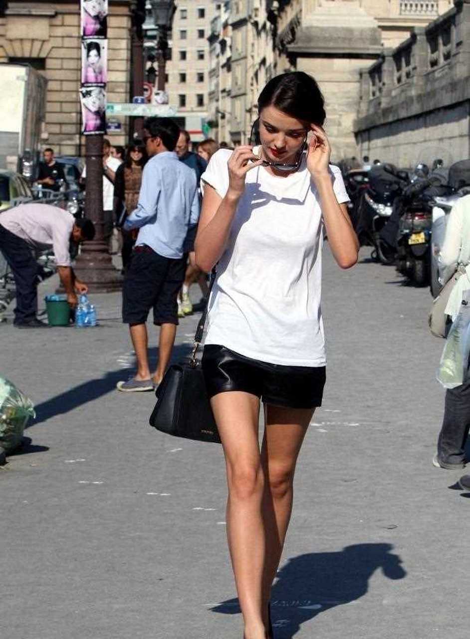 超模米兰达·可儿,奥兰多·布鲁姆,2011年,陪同可儿亮相巴黎时装周.