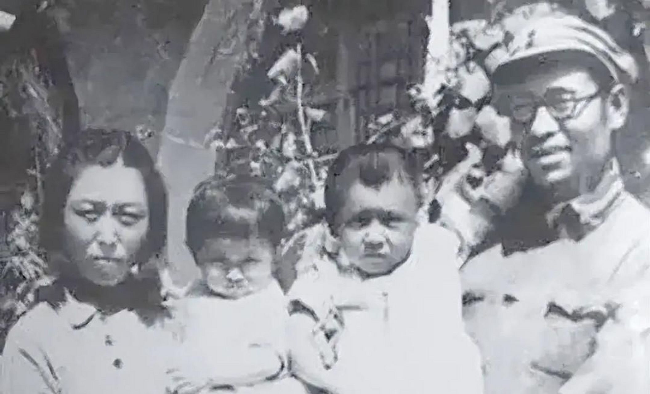 1945年,高岗和第二任妻子李力群及子女在延安窑洞前合影留念.