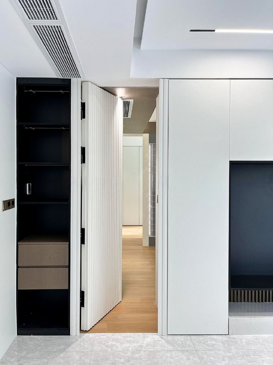 满墙电视柜 隐形门设计,整体电视背景墙美观耐看.