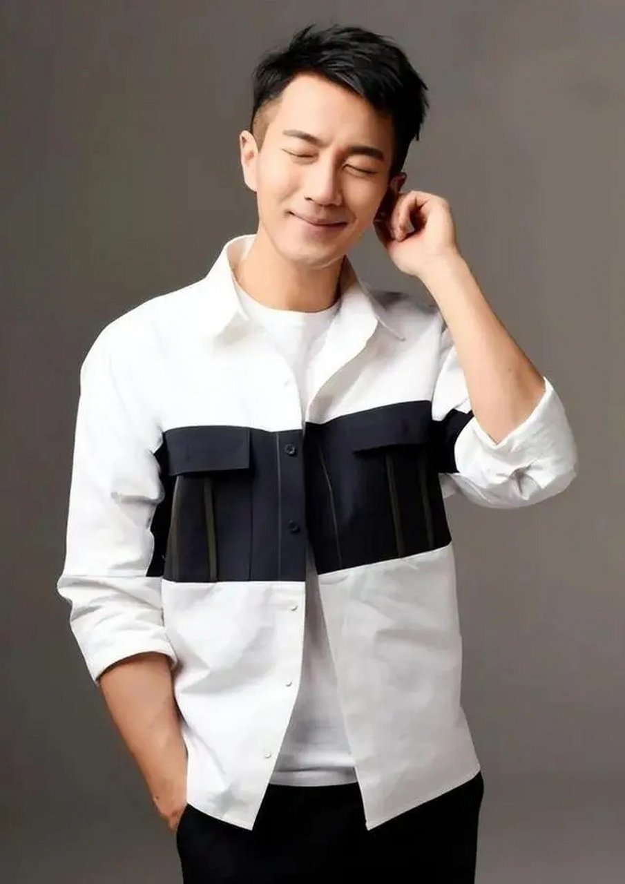 刘恺威带现任压马路被偶遇,女友穿高腰裤腿长1米7,模样太像前任.