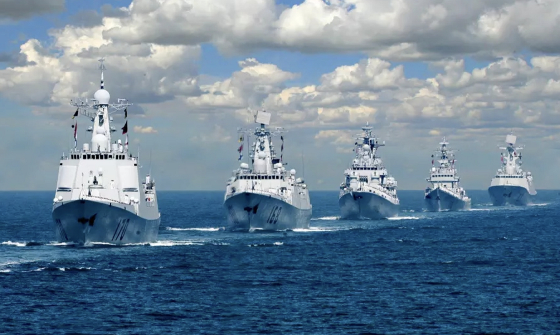 在八一建军节当天,央视新闻首次公开解放军山东舰航母编队穿越台湾