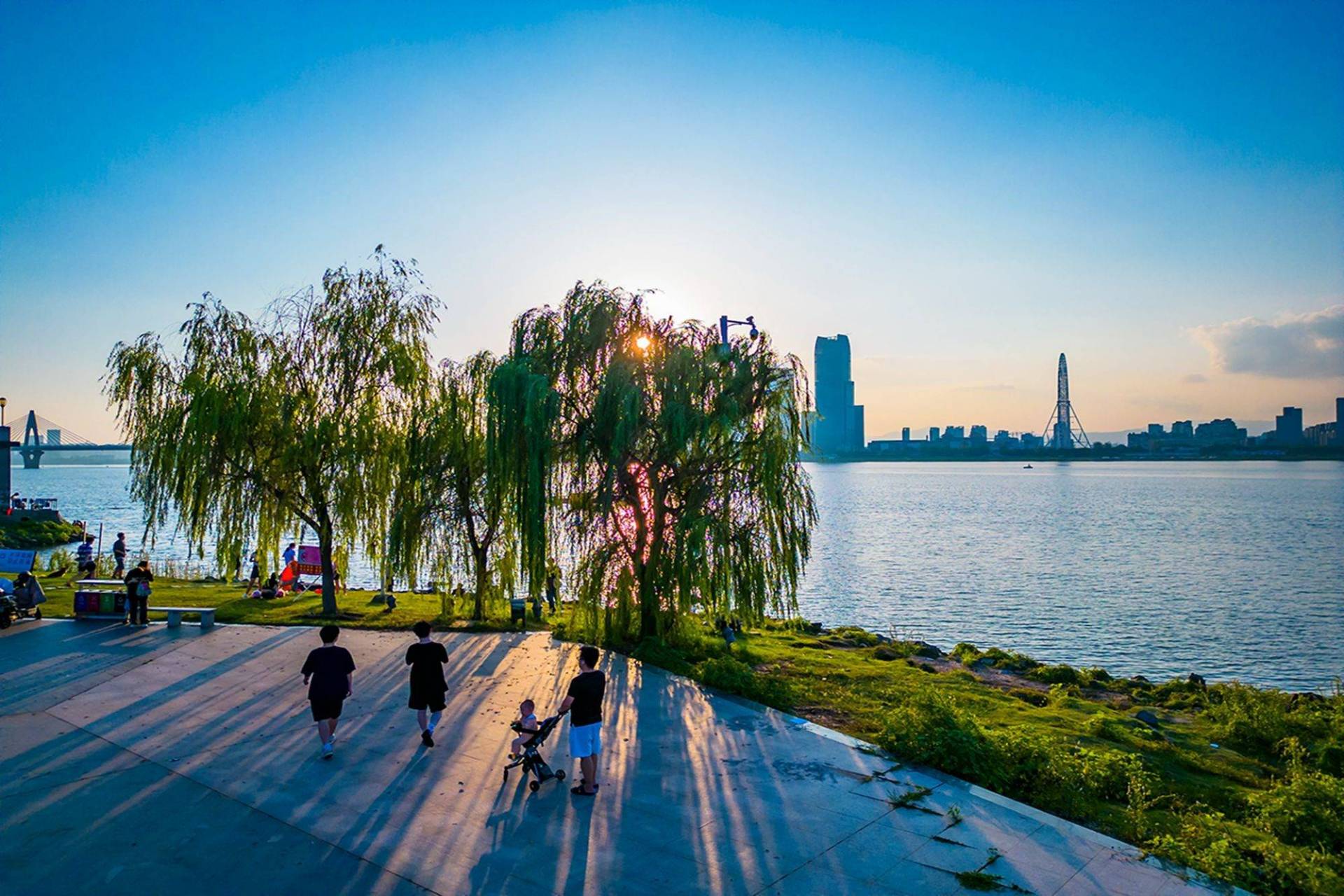 江西南昌的朝阳江滩公园,是一处充满温馨和浪漫的宝藏落日打卡地.