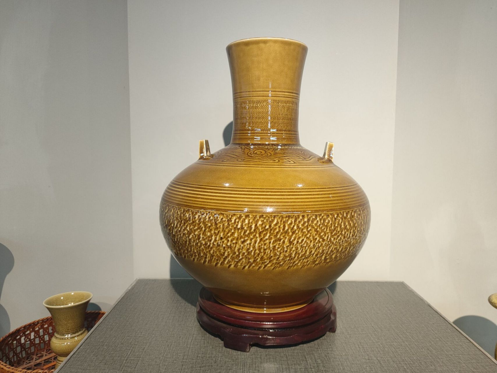 【淮南文化61陶瓷】走进寿州窑:八公山紫金陶"——长颈阔腹瓶(图号