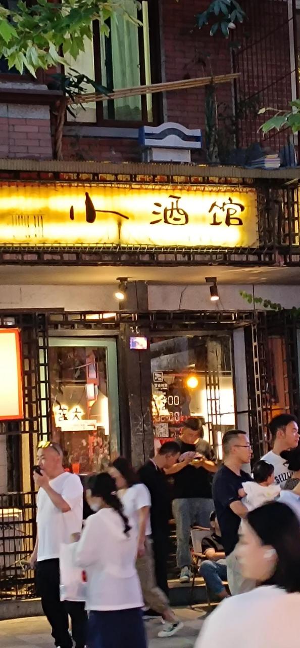 今晚路过成都玉林小酒馆旁,偶遇关晓彤拍戏:  了不起的我们.