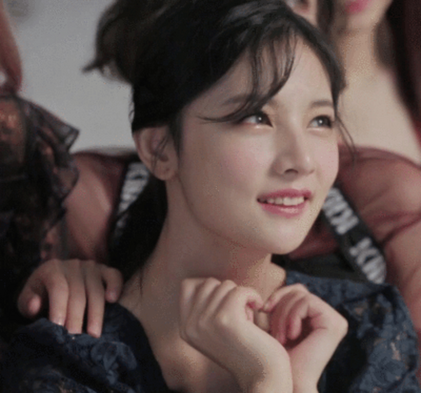 2016年赵粤一改往日清纯婉约的形象,凭借一组在健身房大秀肌肉,"马甲