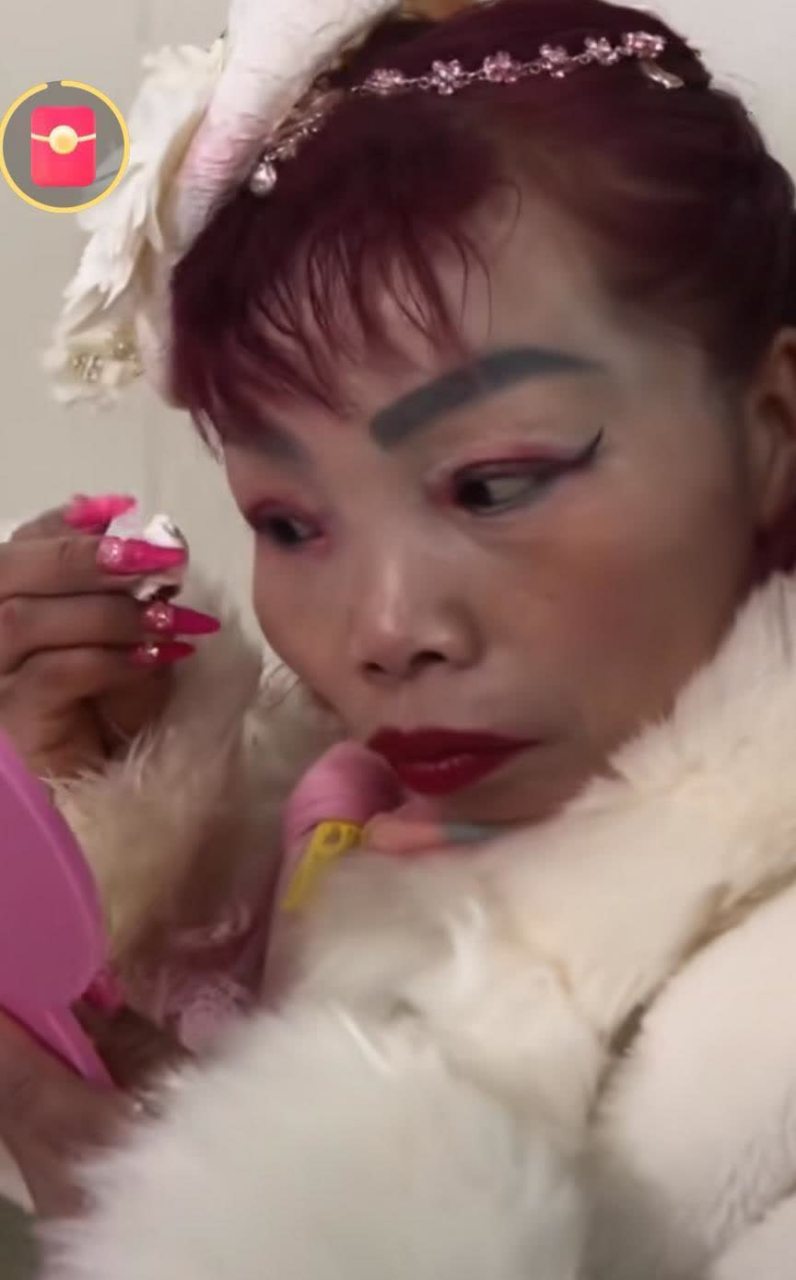 这化妆技术无人能敌,佩服这样的勇气!  #趣图搞笑#[抠鼻]