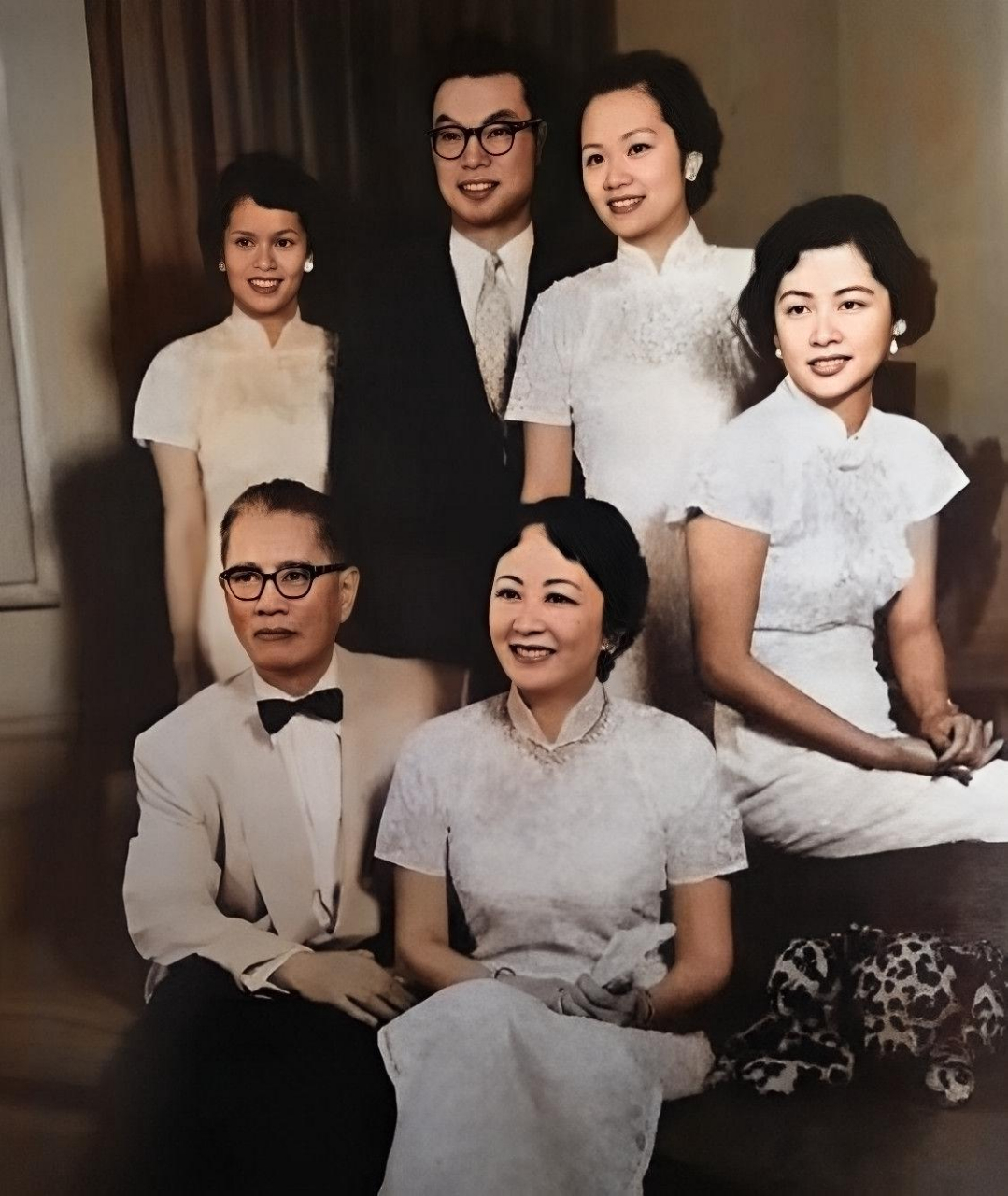 1937年,宋子文和张乐怡在香港时的一张合影.