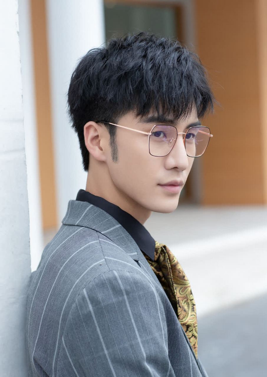 我们来看看男模赵胜辉的眼镜. 为了100%帅值得吗?