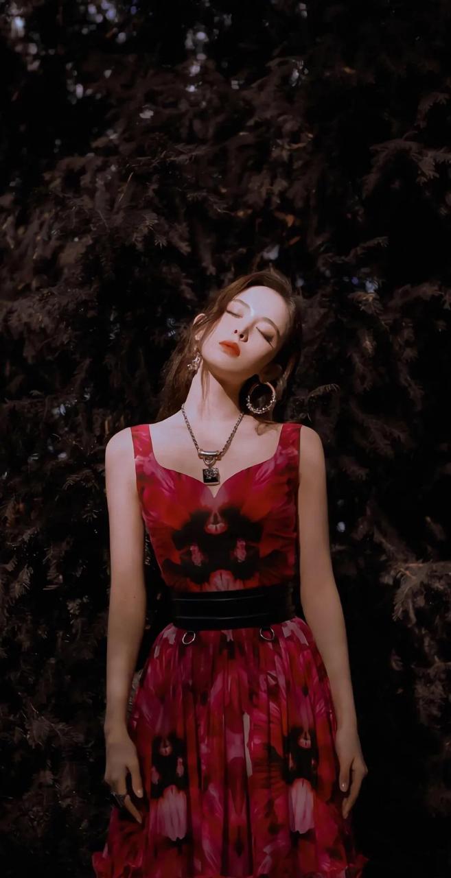 古力娜扎红裙性感写真