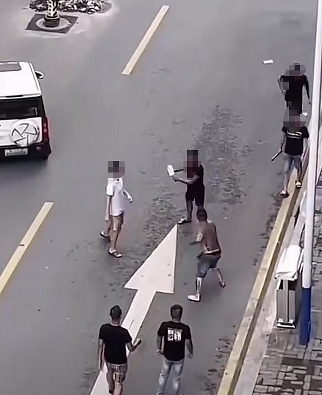 湖南永州街头多人持刀打架斗殴#  最近在湖南常德汉寿县发生的一贫噜