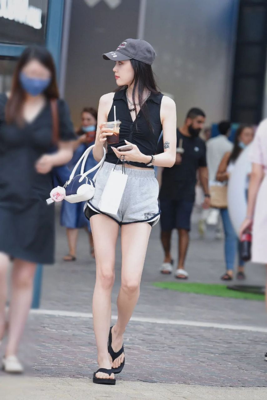 街拍丨夏天凉鞋休闲短裤黑色背心时尚气质路人美女#背心##短裤# #美女
