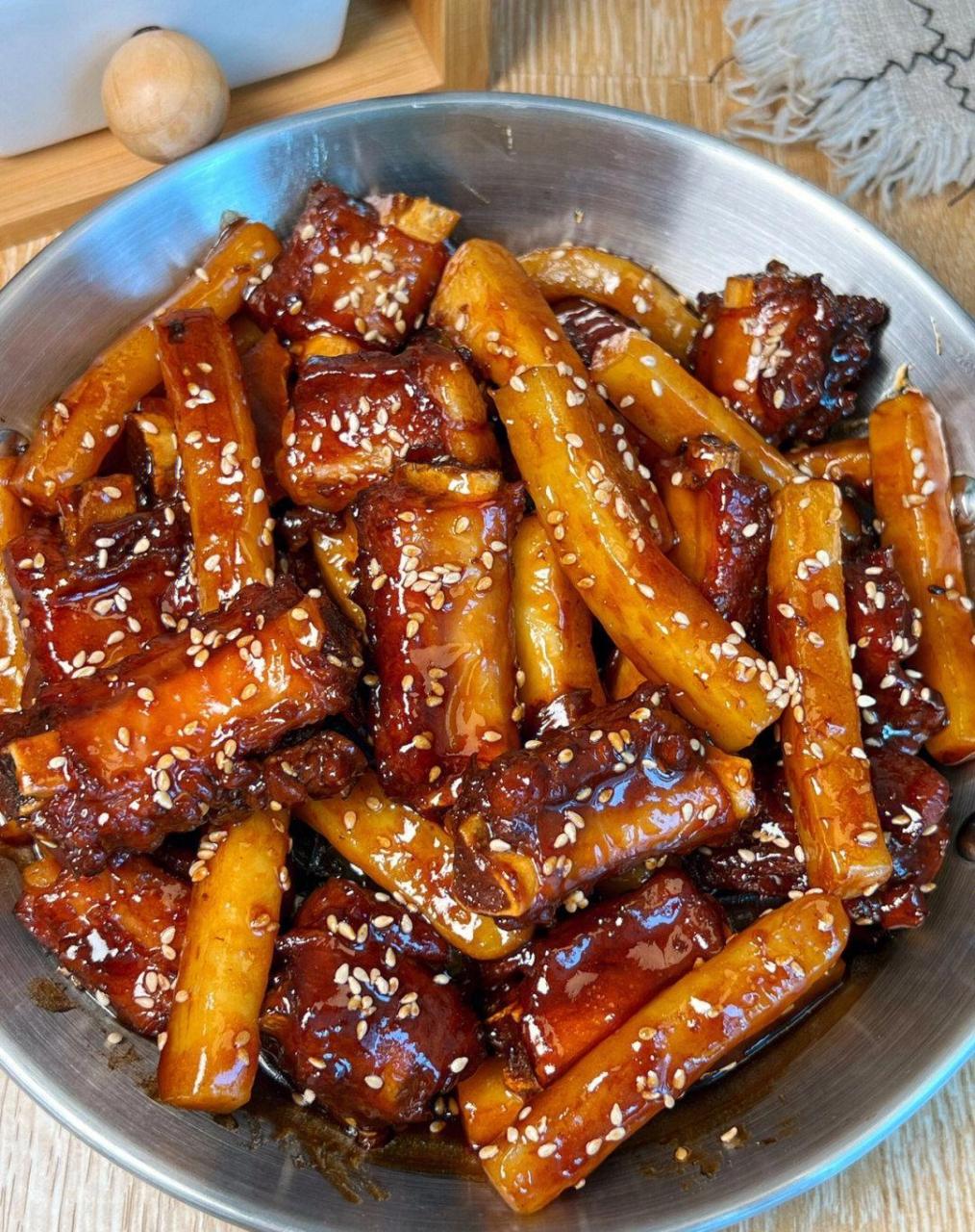 排骨年糕和可乐的这个搭配绝绝子呀好吃到嘬手指了～酱汁浓郁也太下饭