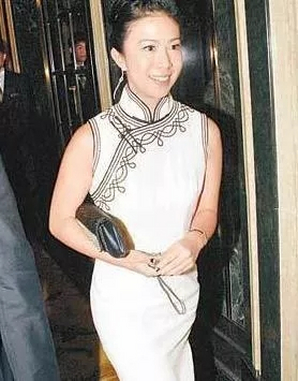 霍启刚的第一任女友是吕庆欣,米业世家吕明才的曾孙女,其父亲是著名