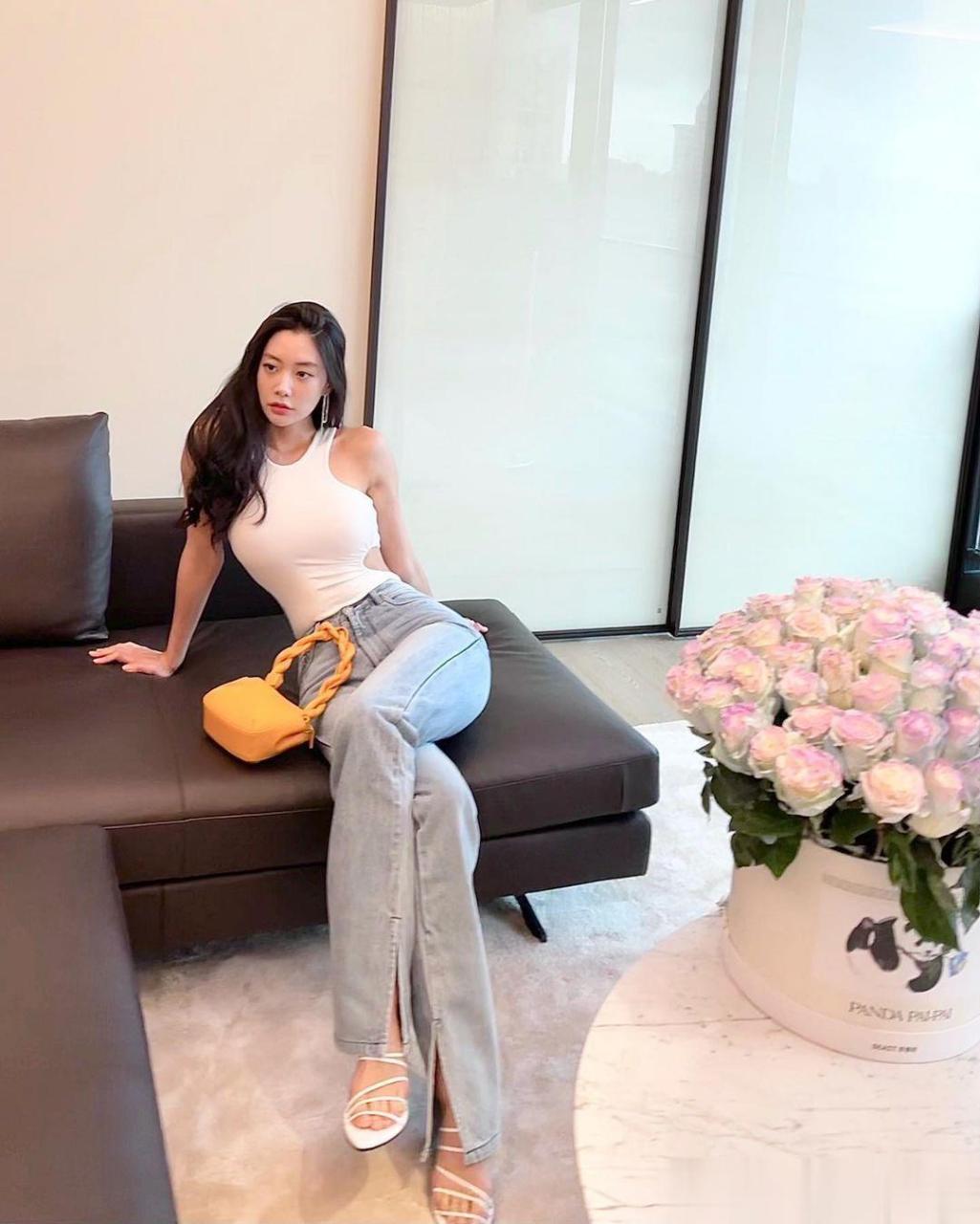 克拉拉的牛仔裤,完美衬托出大长腿!