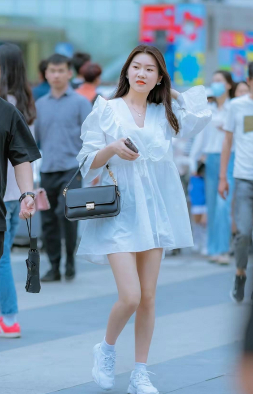 纯白的连衣裙配上小白鞋,简约时尚.