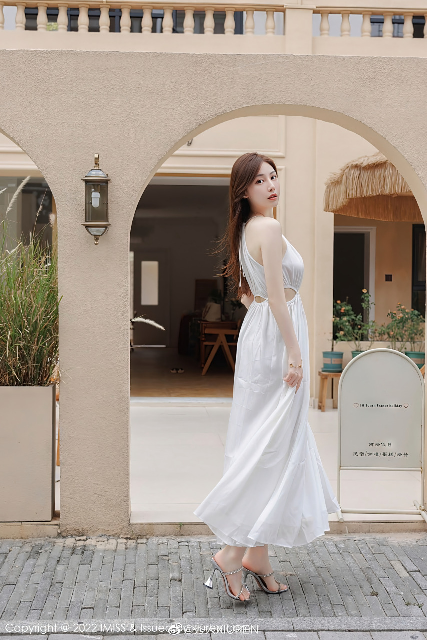 内外兼修的曼妙美女,性感白色长裙,户外场景拍摄#美女# #模特