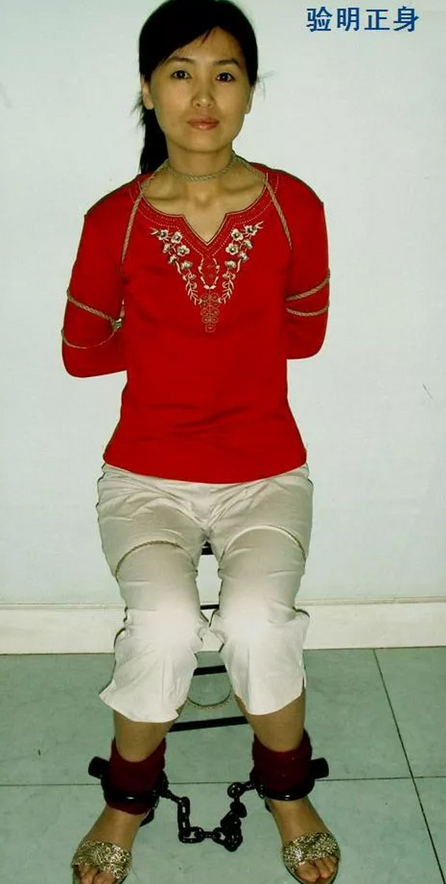 照片里这位女死刑犯,已经验明正身,下一步就是押赴刑场执行了.
