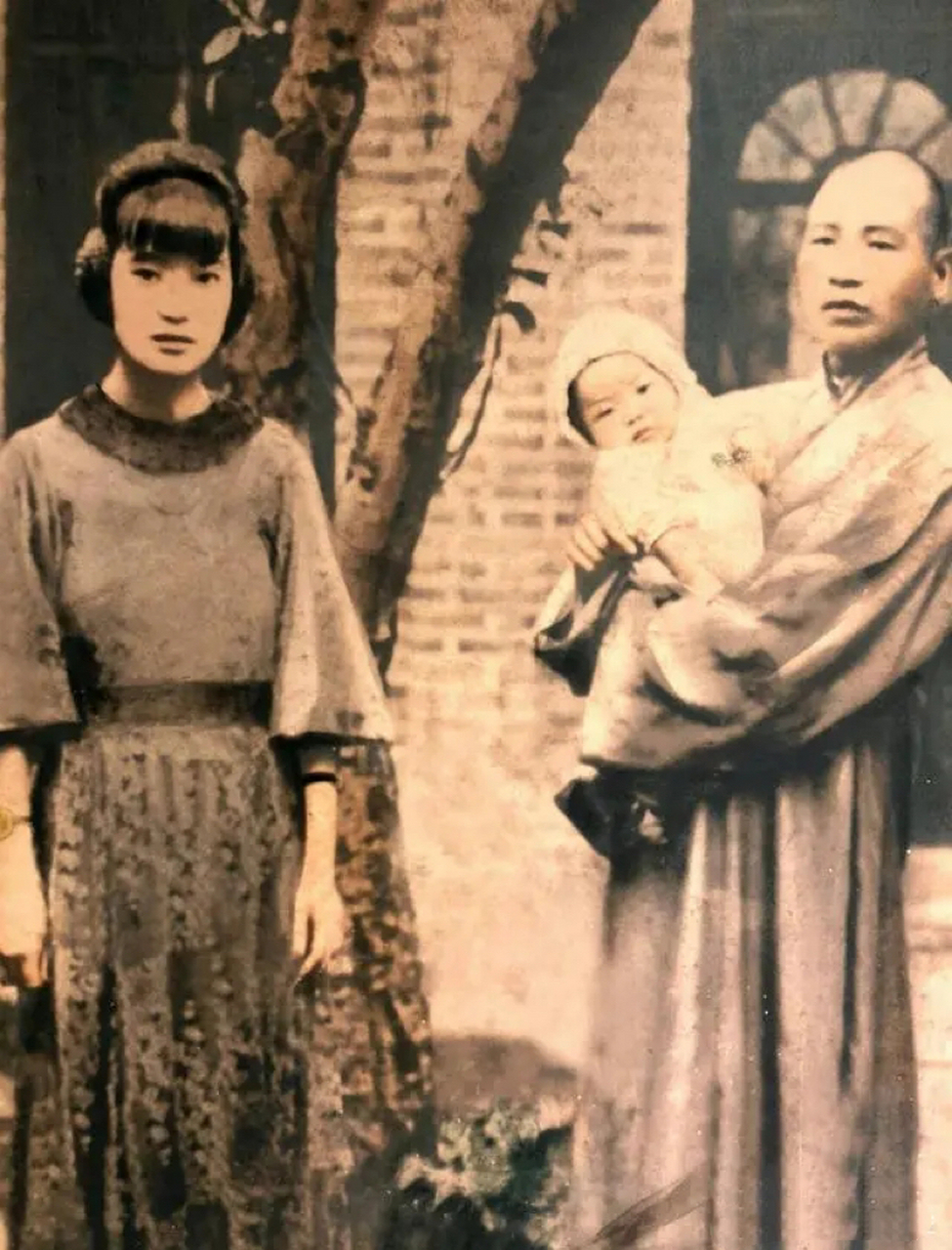 30年代,"西康王"刘文辉和妻儿们的合影,照片中刘文辉的妻子杨蕴光颜值