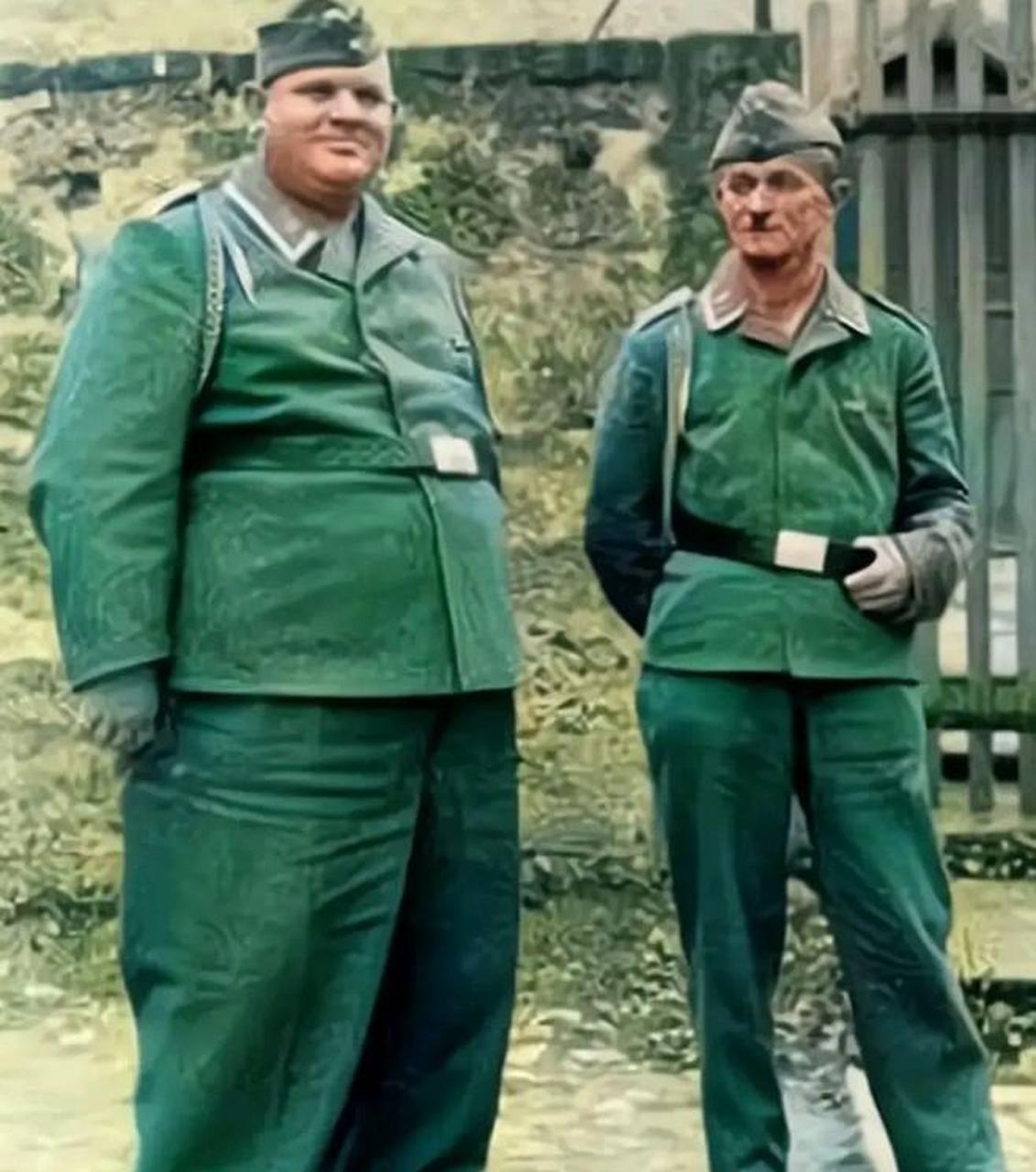 1941年,一名肥胖的德军士兵,别说军服还挺合身,他可以成功的消耗三倍