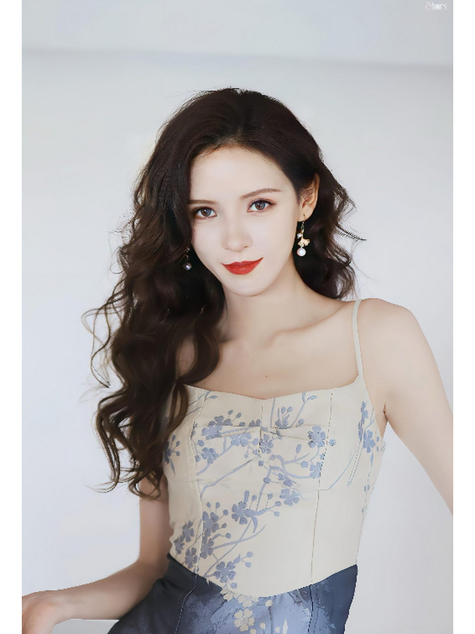 张予曦穿搭吊带裙装 裙装不仅剪裁得体,也特别显身材线条,也特别显