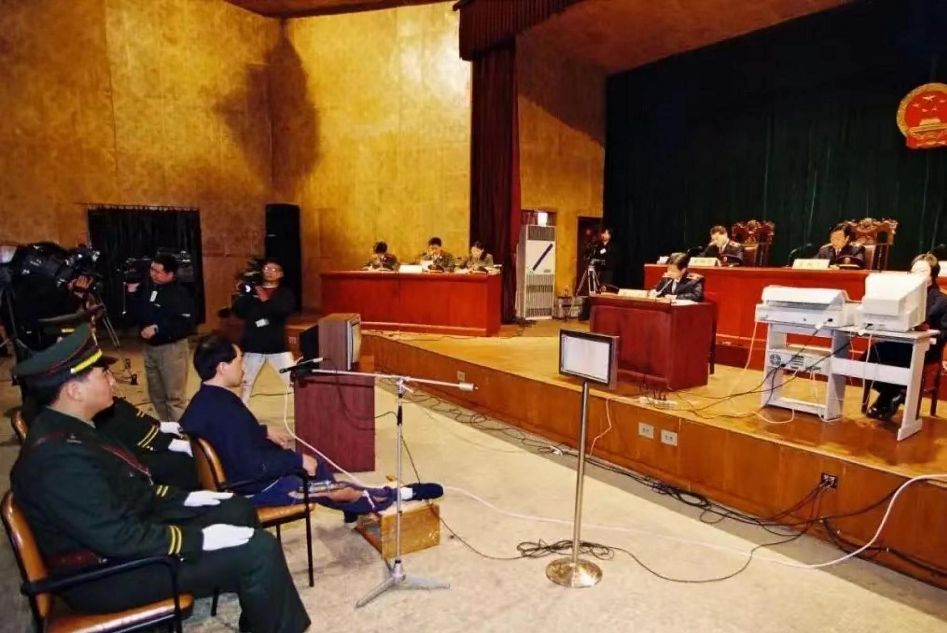 法子英公开审判大会时,"小木匠"妻子朱大红的表情令人心酸.