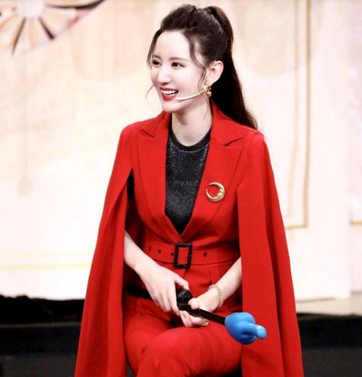 张萌穿着红色斗篷西装搭配喇叭裤,散发出霸气女总裁的风范,她的气质让