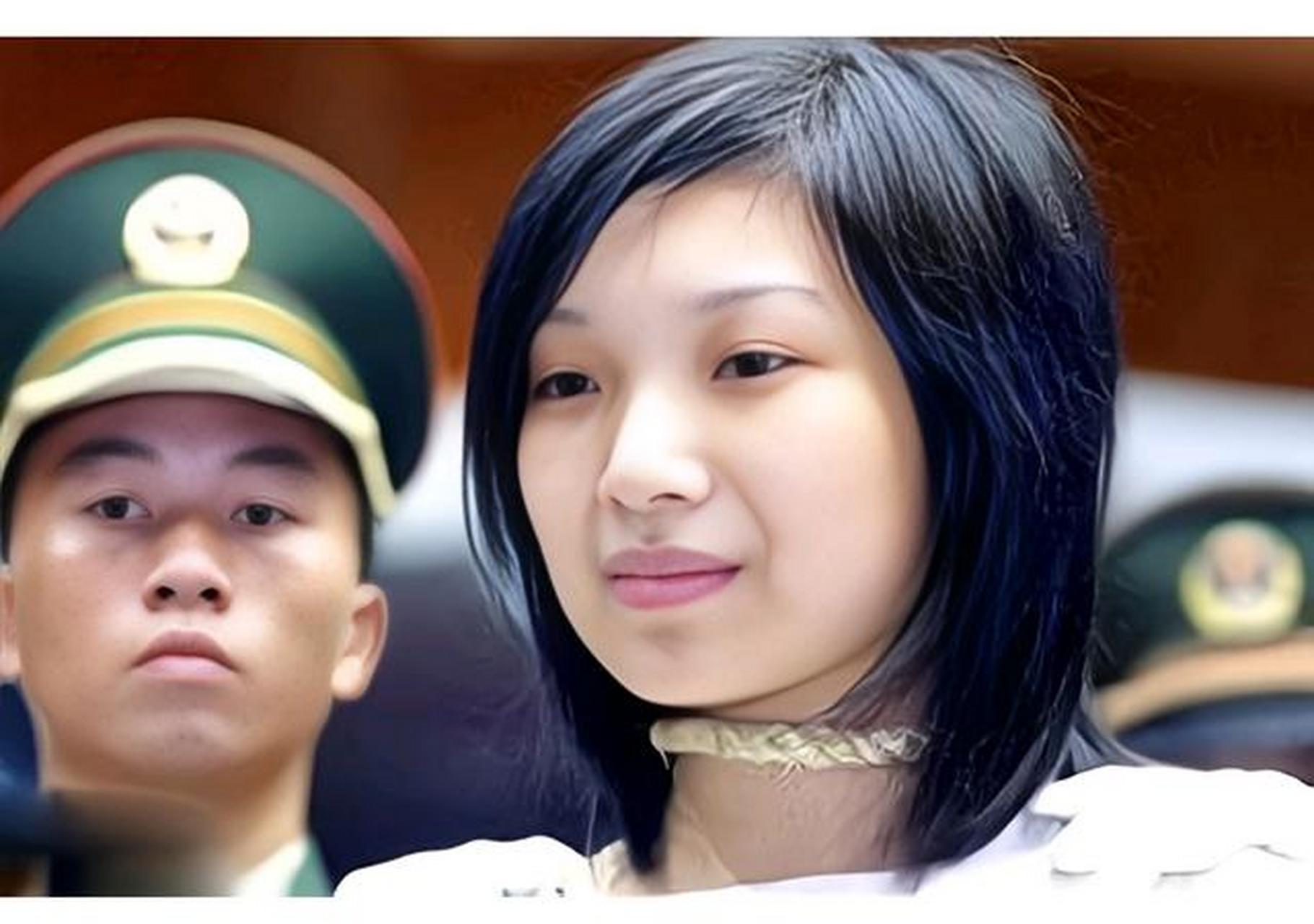 2002年8月,广州宣判大会,年仅21岁的刘冬梅,被判处死刑,套在脖子上的