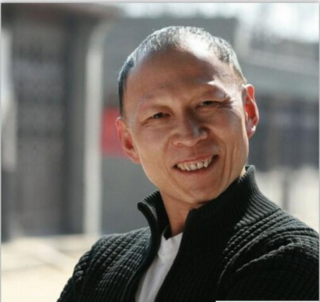 李明饰演《大宅门》里的丑角"金二",在片场休息的时候,想跟女主蒋雯丽