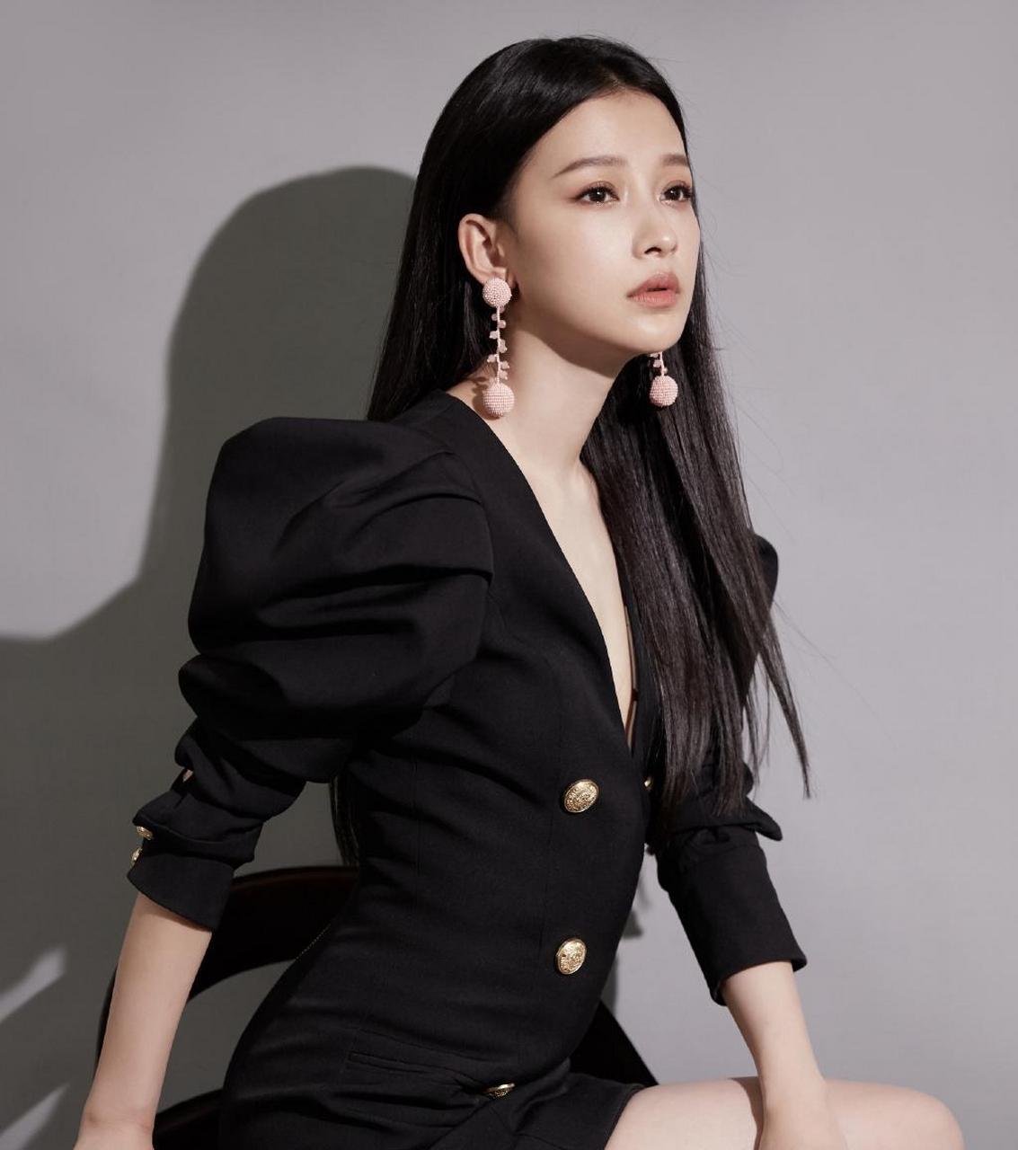 孙怡 黑直长发造型,搭配深v小黑裙