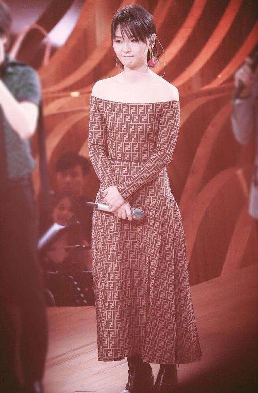 周笔畅连衣裙露脐装都是又酷又美,经典又妩媚,显得很斯文.