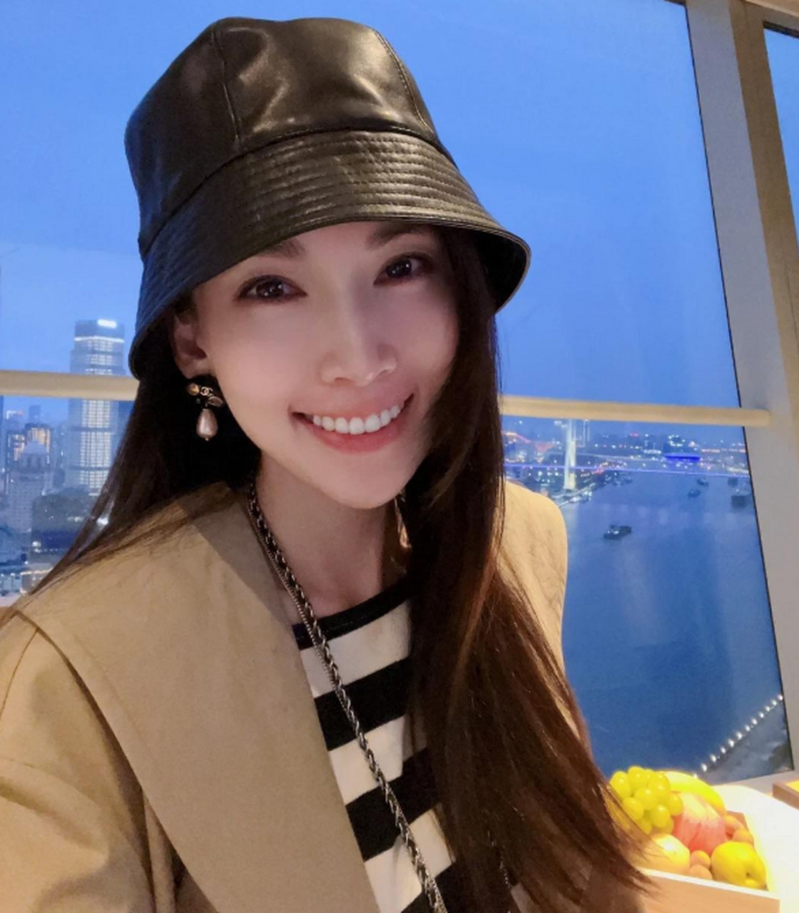 林志颖老婆陈若仪到上海参加活动,在江边拍照留念,高高瘦瘦有气质.