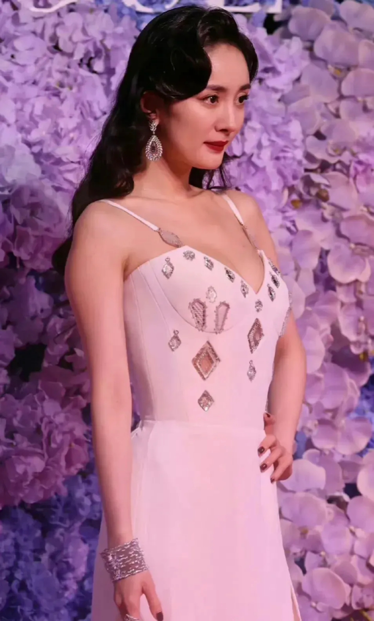 杨幂这身材,也太绝了吧! 宽松的白t,都掩不住傲人上围!