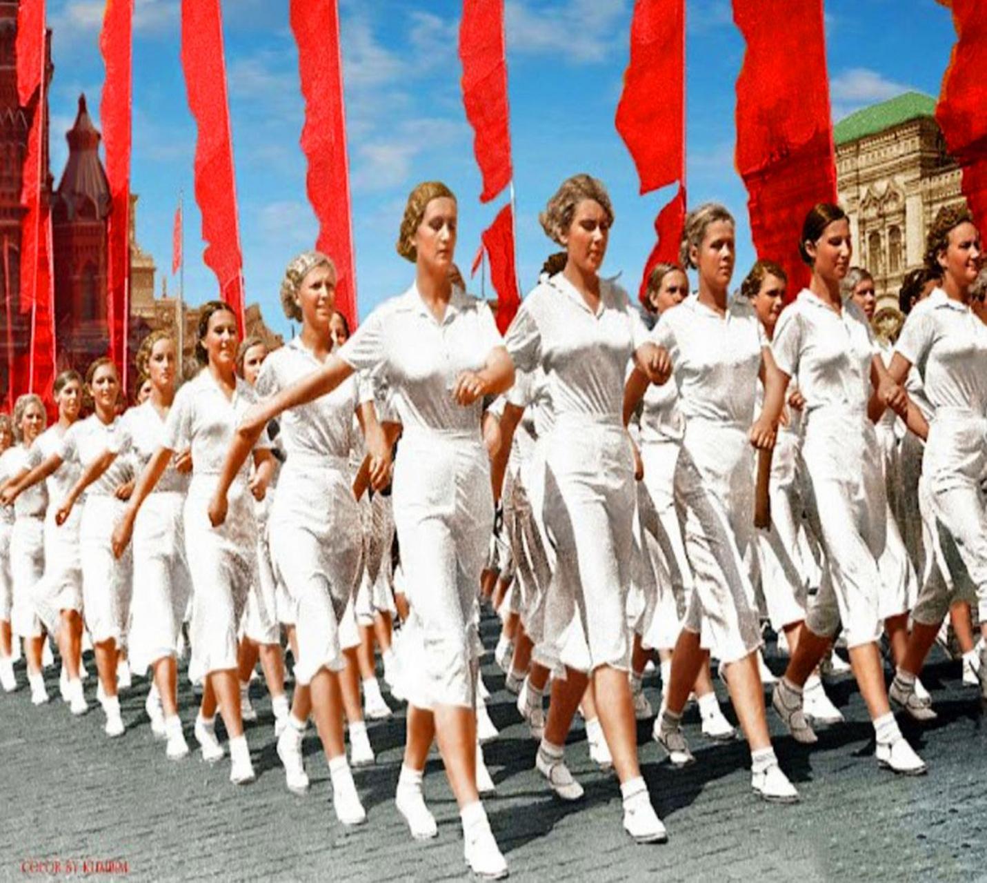 1937年,莫斯科,苏联女运动员踩着正步进场,个个肤白貌美家底好.