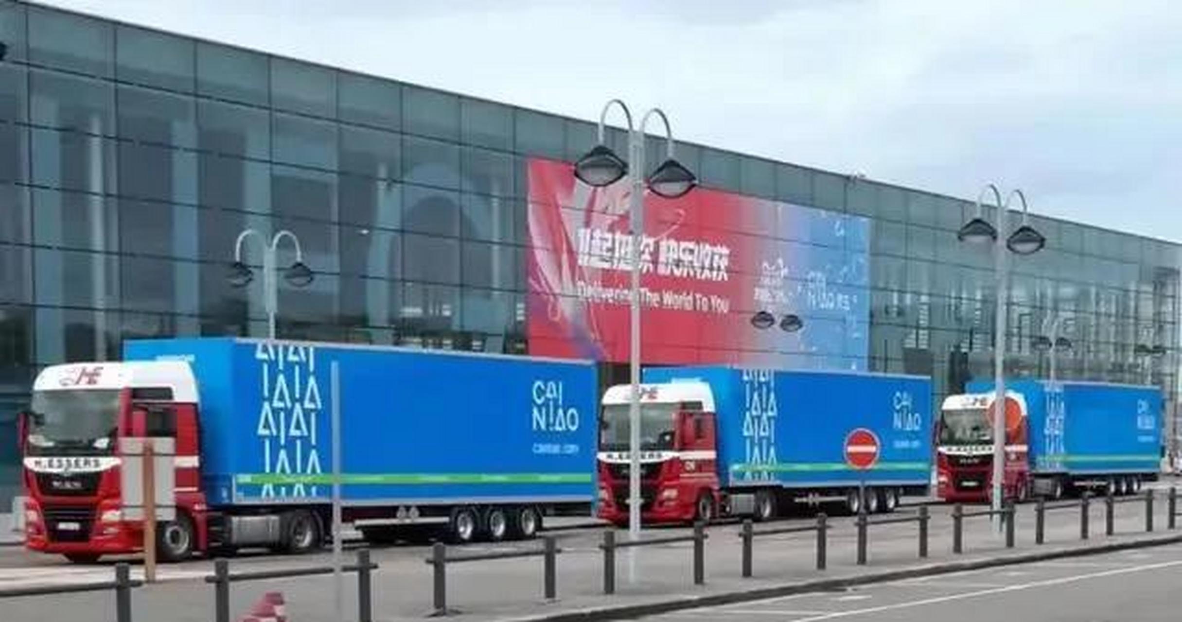 刚刚和同事聊天时聊到了她前两天在菜鸟跨境保税仓直播间买了一套进口