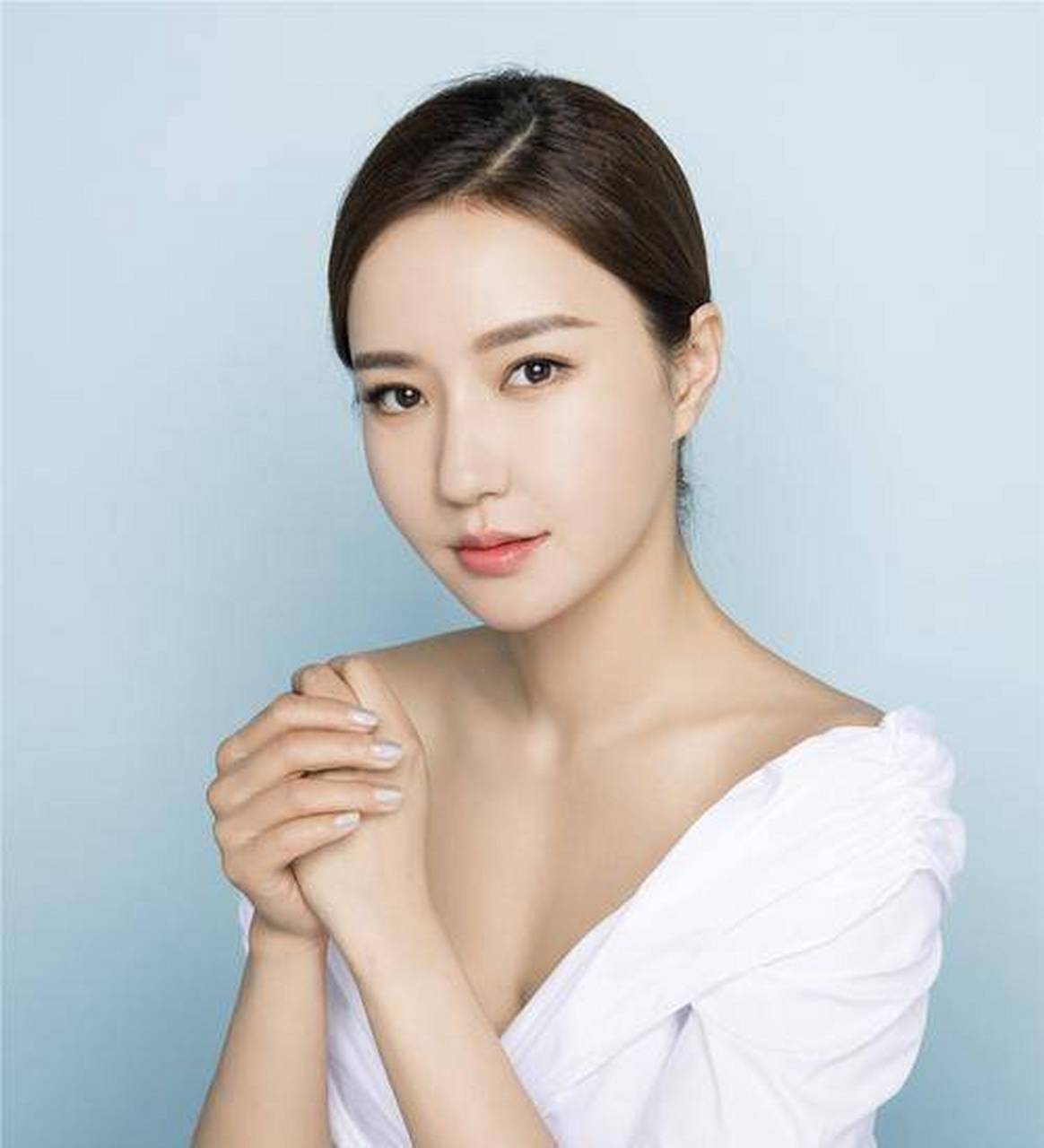 韩雨芹# 她是张国立干女儿,捧12年都火不起来,如今成功嫁入豪门变