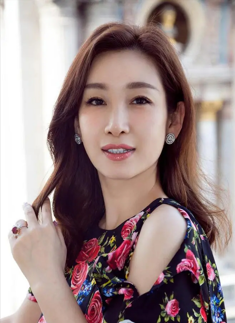 当年,秦海璐和身价20亿的李厚霖恋爱4年,正考虑要不要嫁给他时,却突然