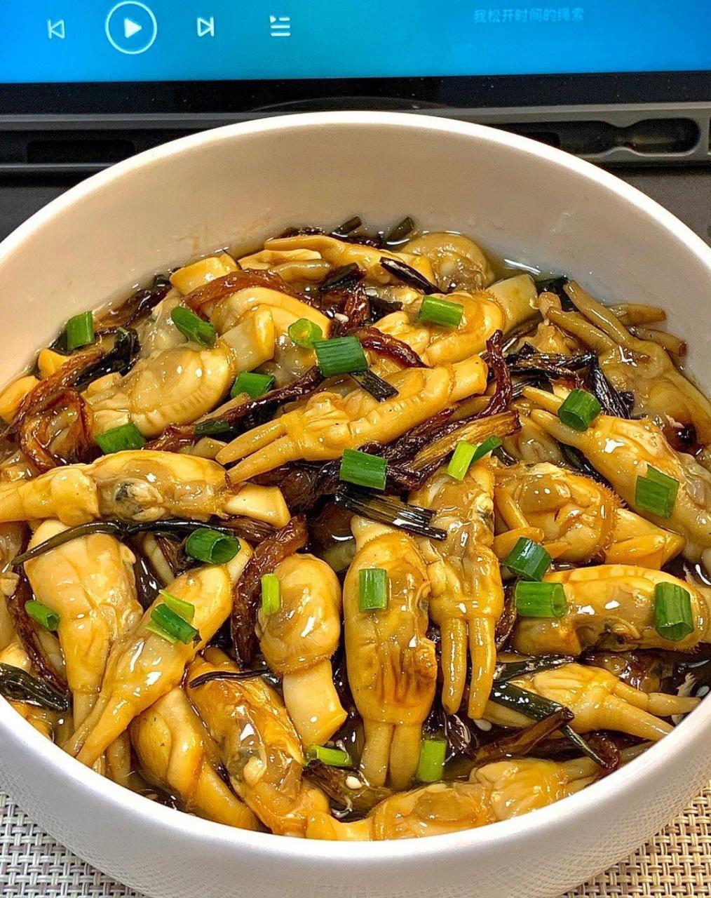 91【葱油蛏子】 04所需食材:两斤蛏子,一把小葱,小半块洋葱,姜片