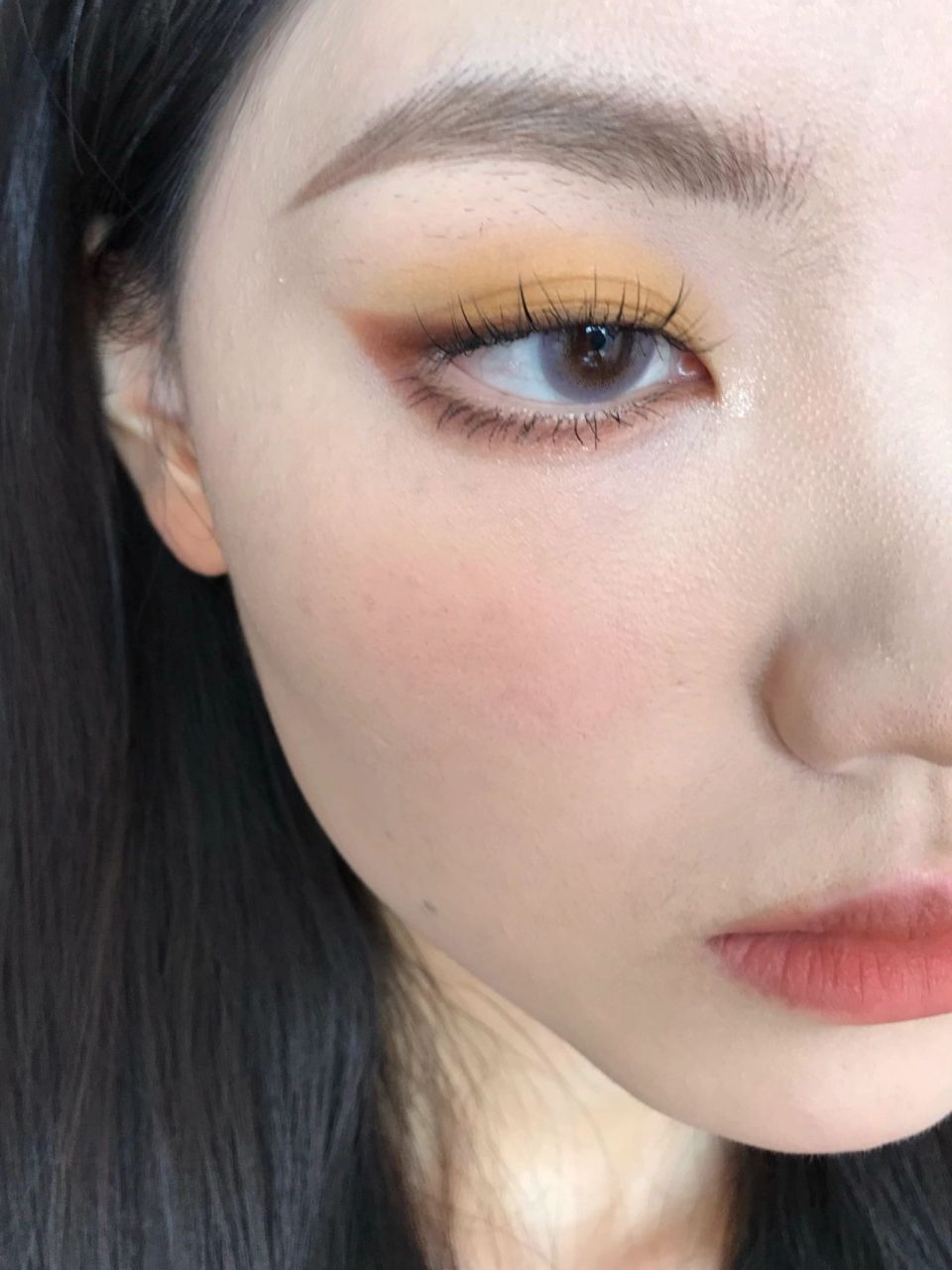 用日常盘画出不一样的眼妆 这盘里面的高饱和度明黄色好好看 用眼影画