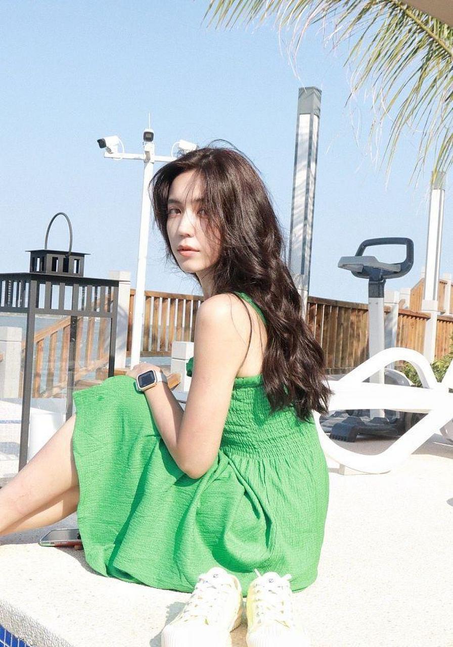 夏若妍发布一组夏日度假风写真 穿绿裙撩拨秀发活力清新