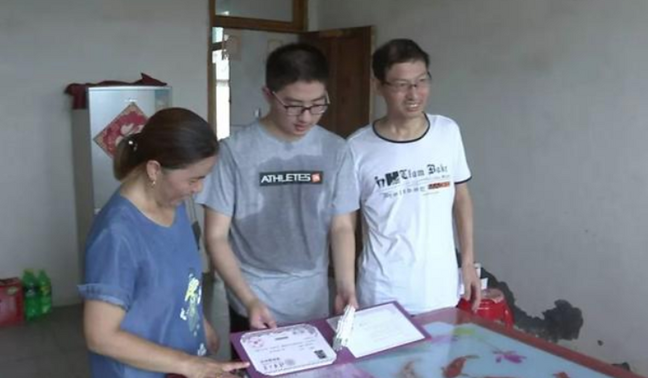 2019年高考,江苏考生18岁的周鹏宇421分收到了清华大学录取通知书.