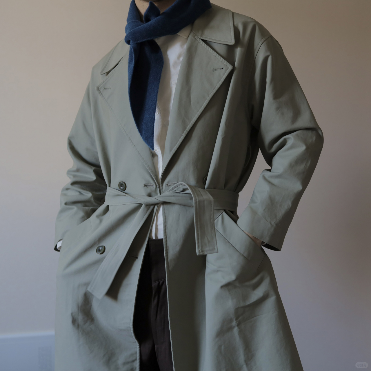 分享几套比较常穿的风衣搭配	 战壕风衣的特点是有肩扣,前胸片后防雨