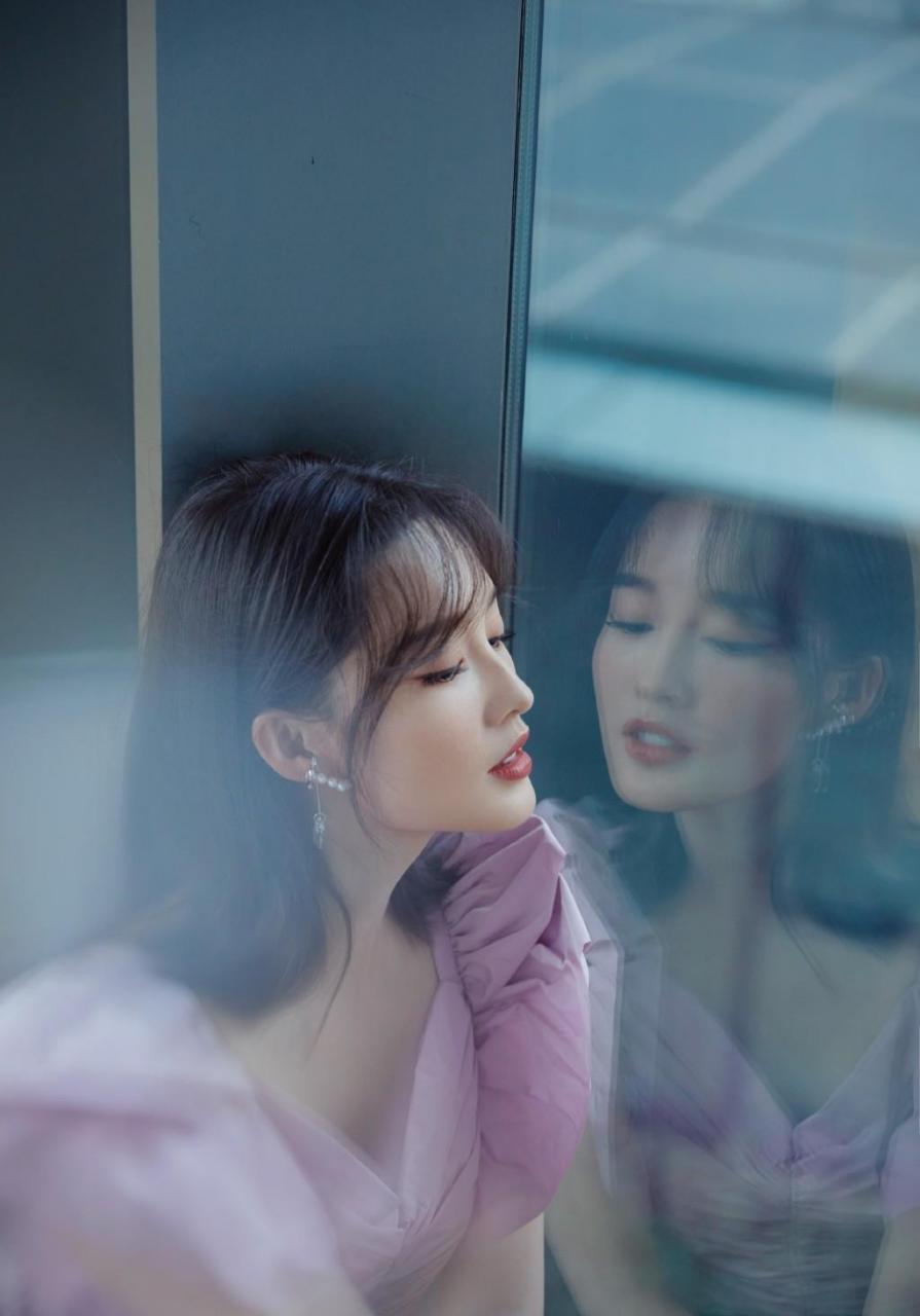 李沁 全新刘海短发 利落简洁中又不失女孩的俏丽气质