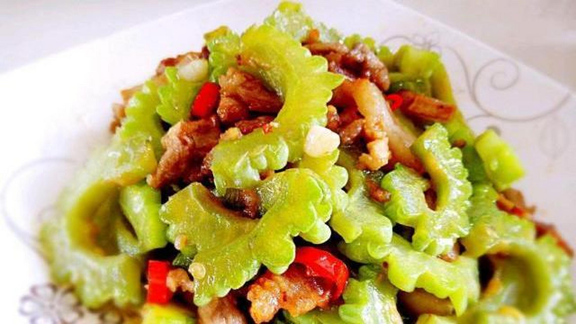 99干煸苦瓜的做法99 94干煸苦瓜是一道美味的川菜菜肴,以苦瓜为