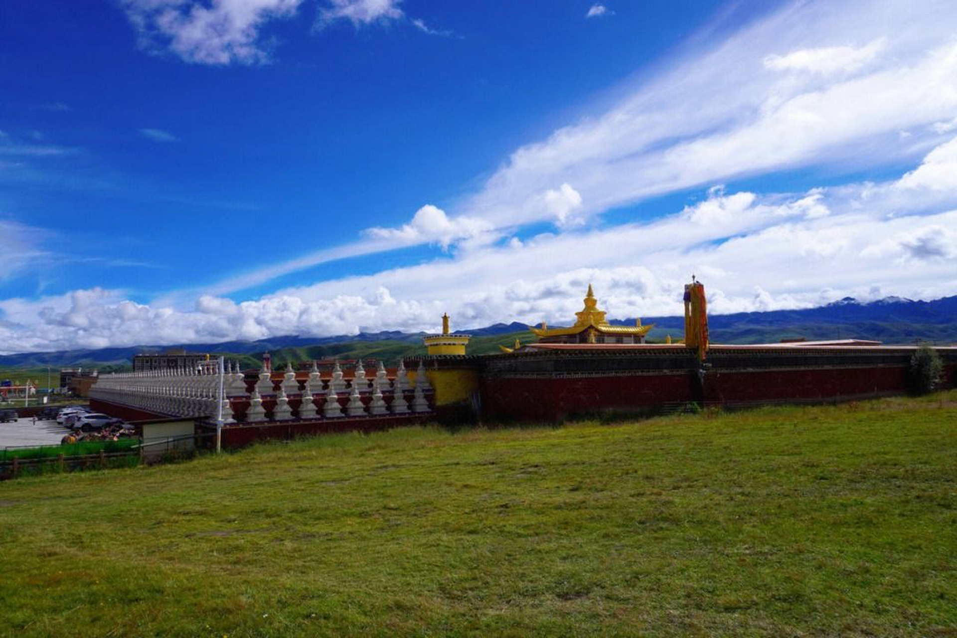 塔公草原:这里的海拔3700多米,一年四季都有不同的风景,而每年的6月至
