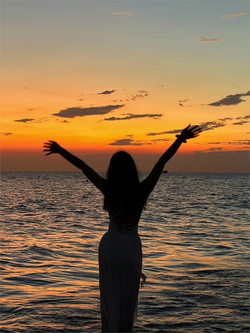 海边情头|艾特你男朋友来拍  日落因为光线的原因 拍不清楚脸 这样