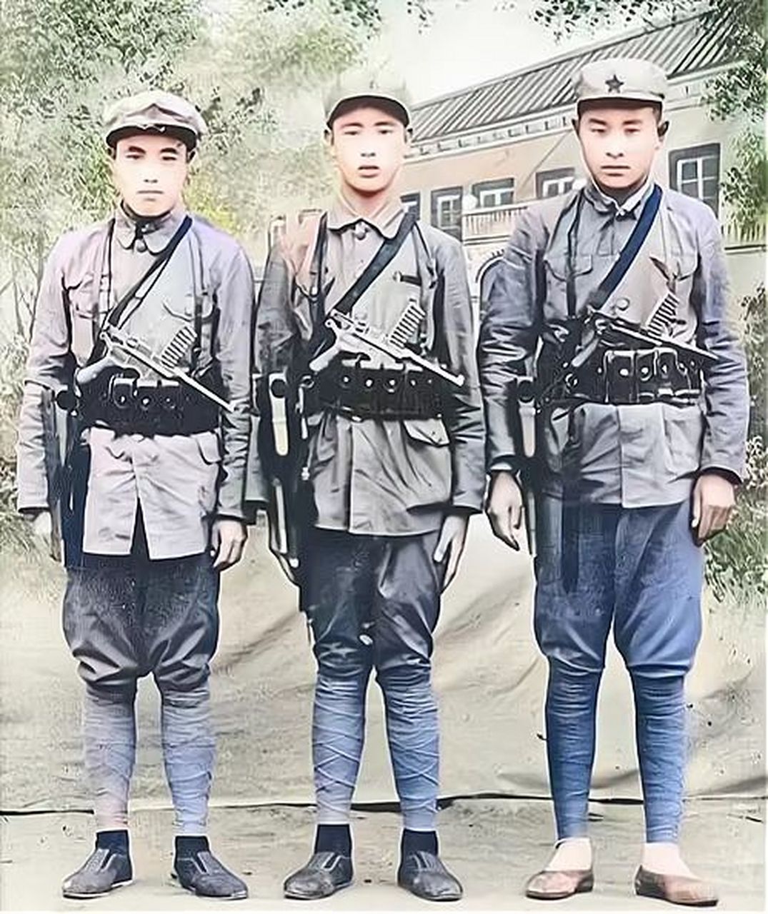 1936年,位于延安的三位首长的忠诚警卫员在一起合影留念.